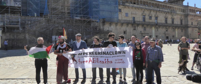 Iván Prado terminó esta mañana en Compostela su #PeregrinaClown por la libertad de Abu Sakha